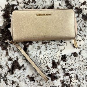 Great condition MICHAEL KORS GOLD wallet